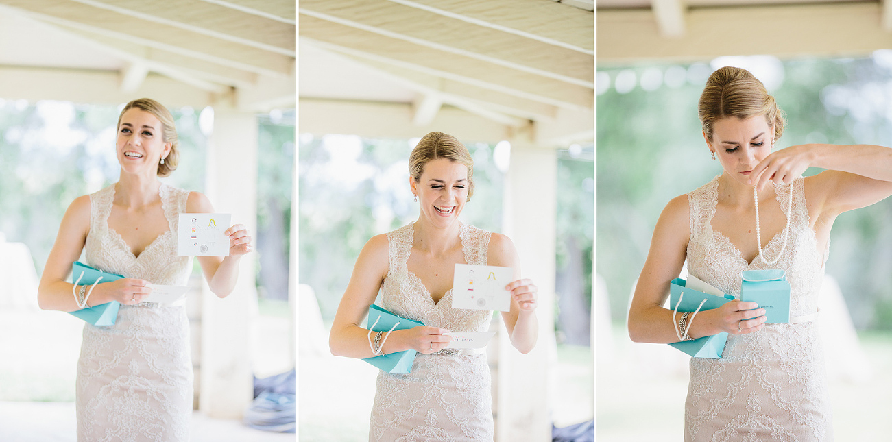 The groom drew a card for the bride and gave her a pearl necklace. 