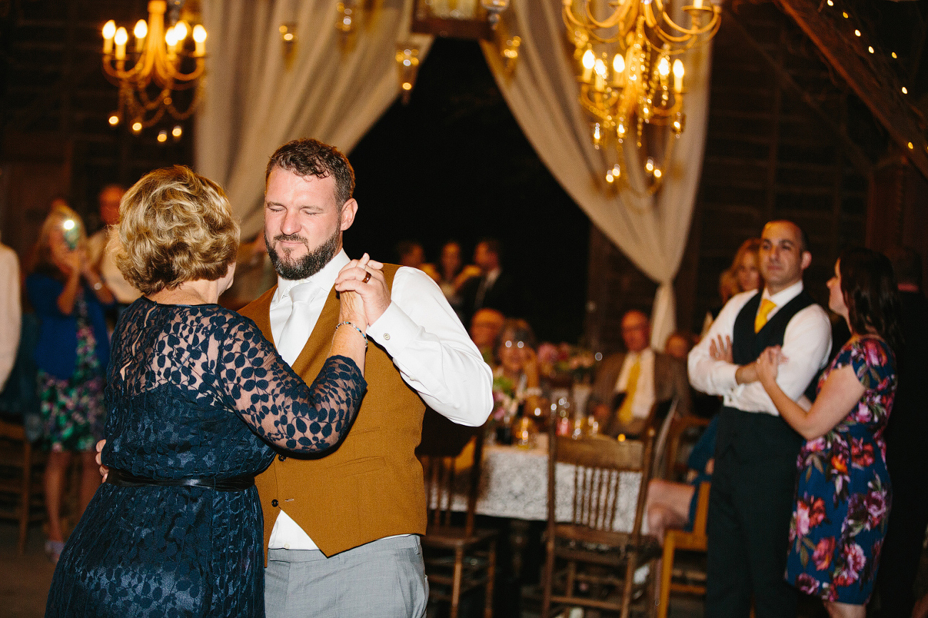 The groom also had a special dance with his mom. 
