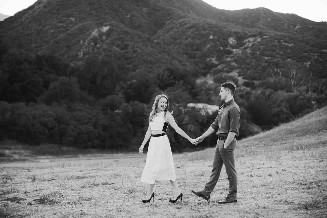 The couple walking together on the moutainside. 