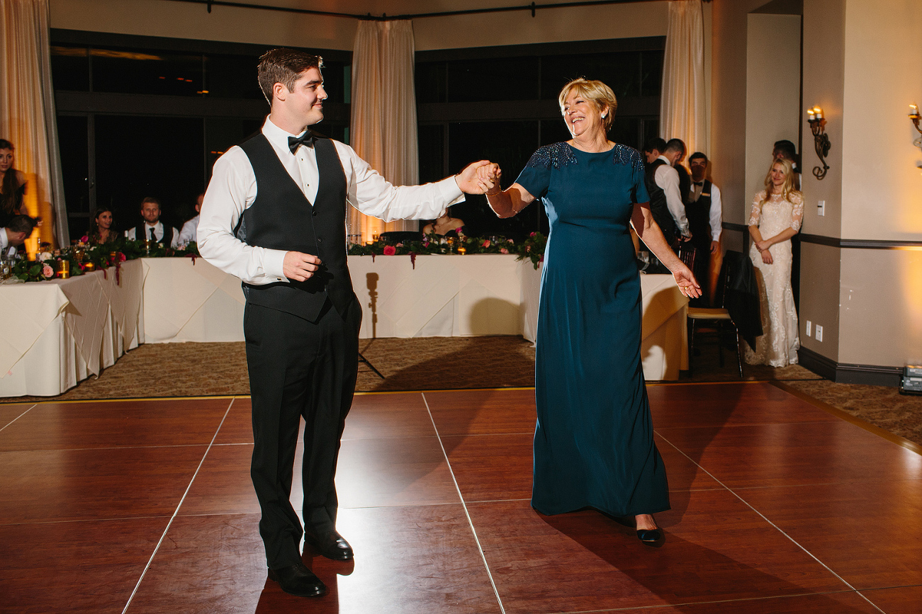 The groom also had a special dance with his mom. 