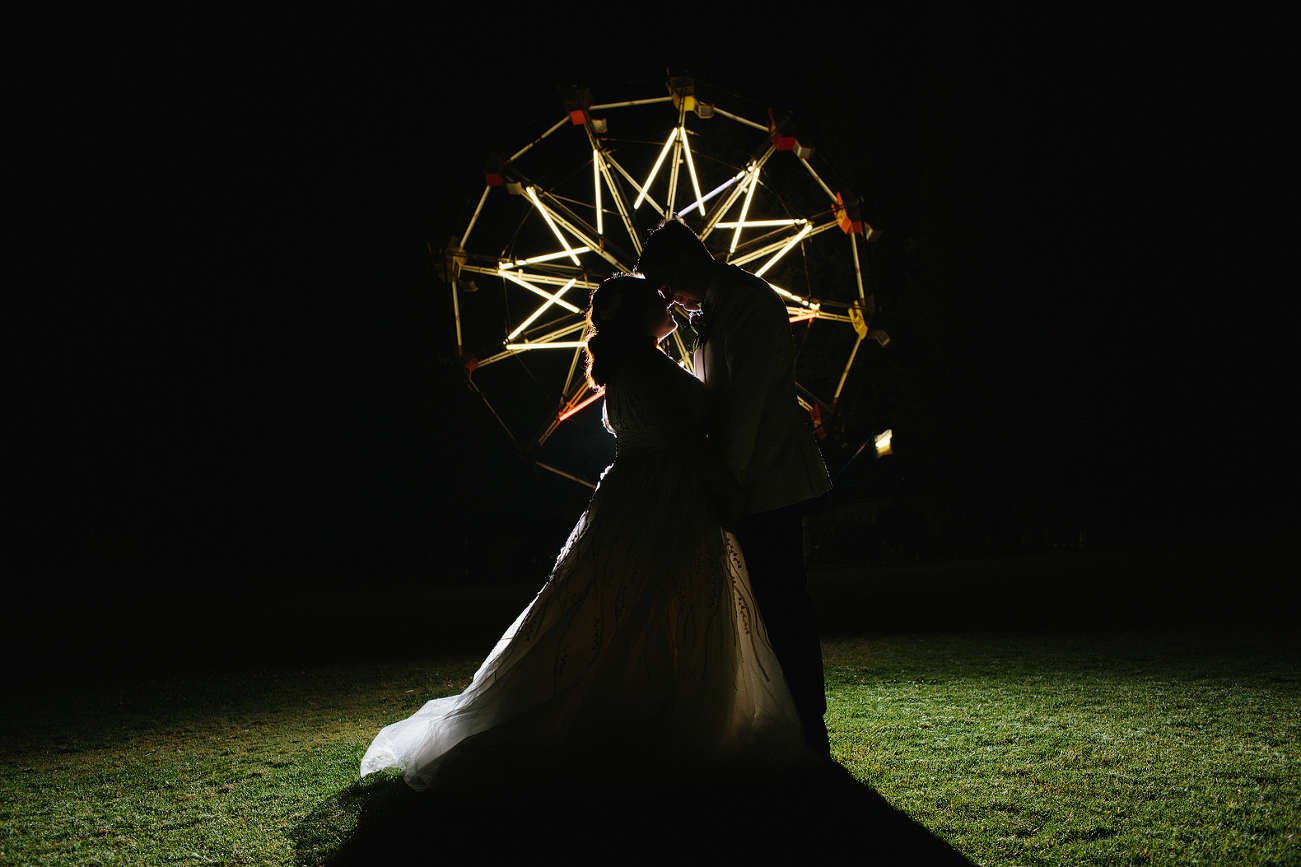 Night portraits of the couple. 